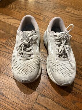 Brooks Ghost Shoes in Light gray